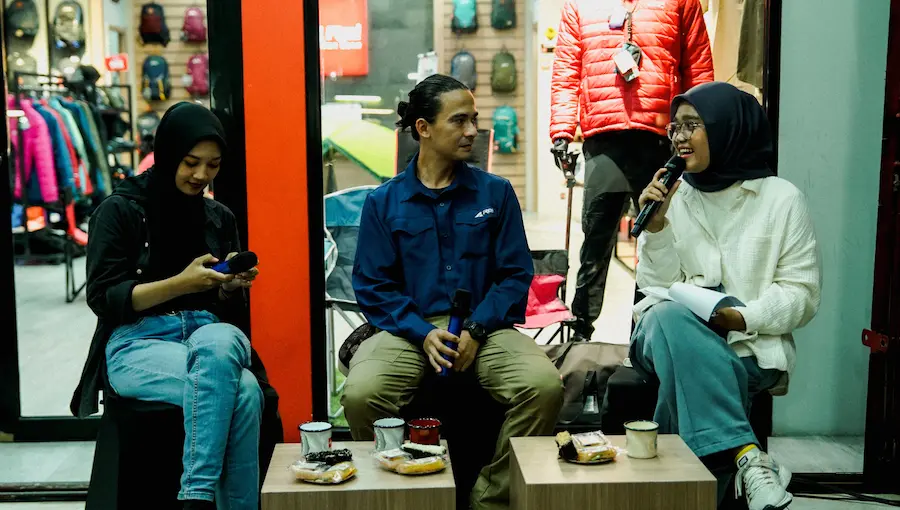 Kak Lionel (Aktor), Kak Annisa (Outdoor Enthusiast), dan MC