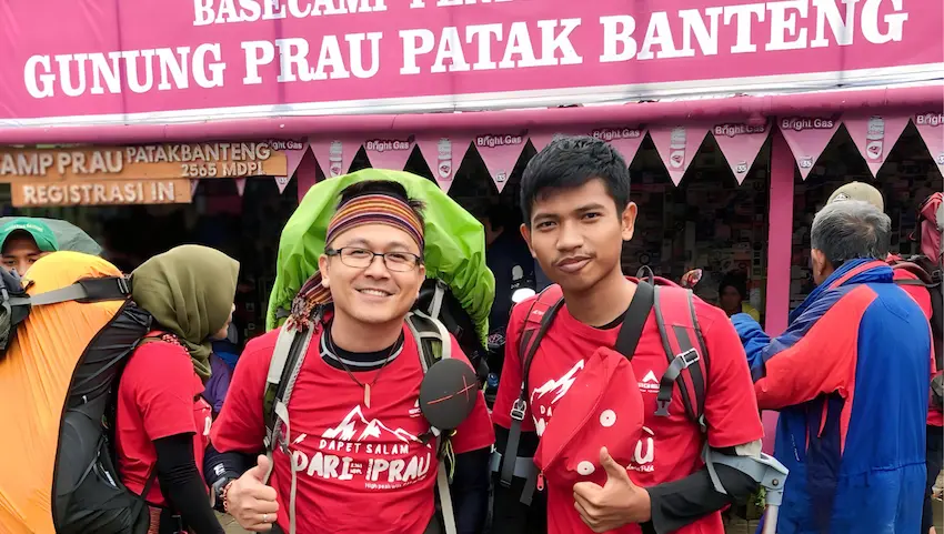 Pose di depan loket registrasi Gunung Prau via Patak Banteng