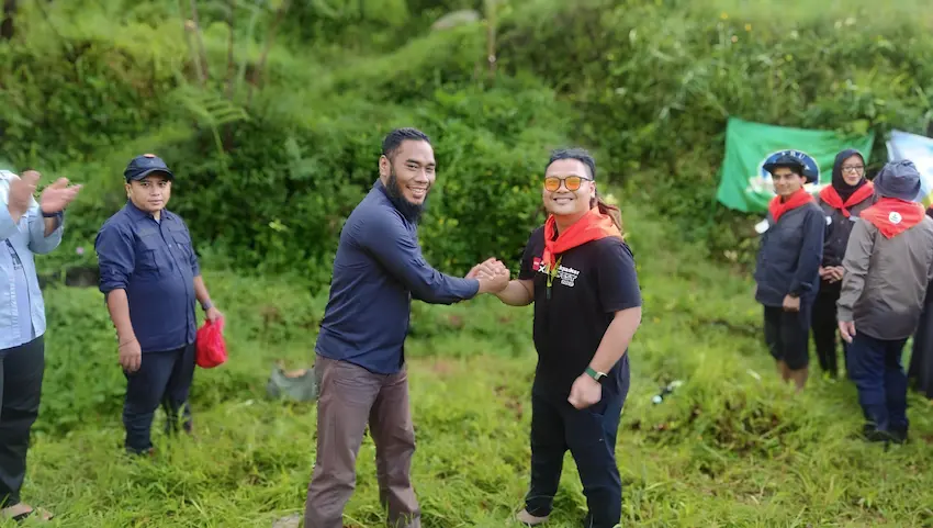 Pose seusai penyematan