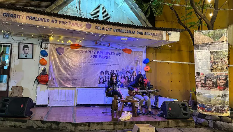 Panggung live music di charity preloved for papua