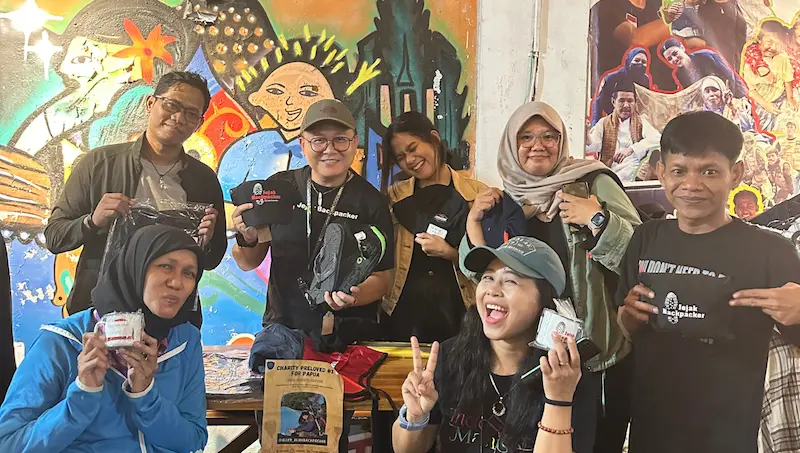 Tim Jejak Backpacker di Charity Preloved for Papua