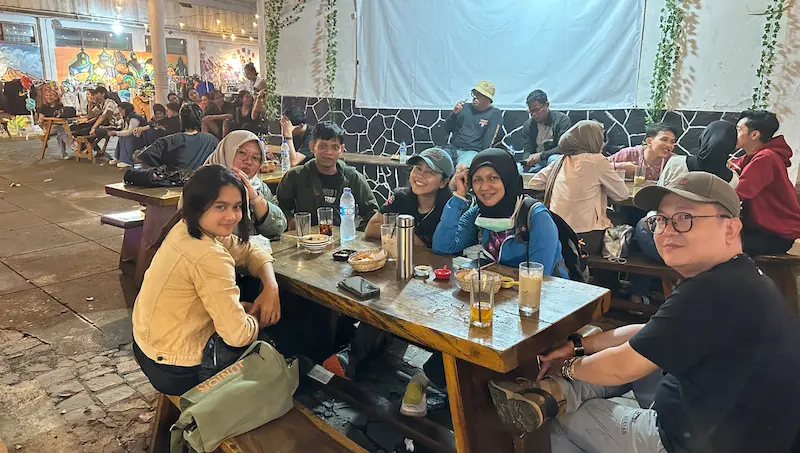 Tim jejak backpacker sedang menunggu makanan