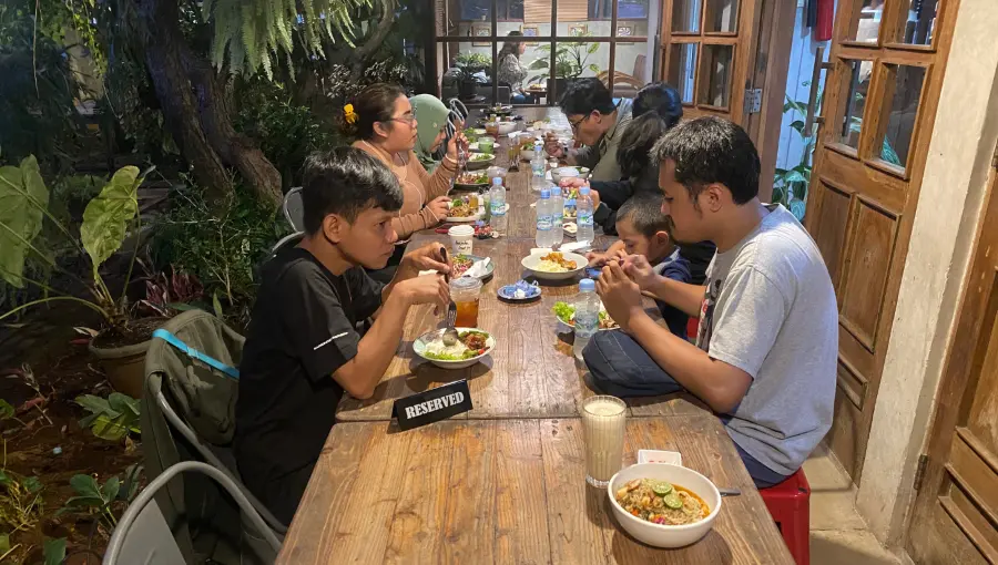Menikmati santapan berbuka