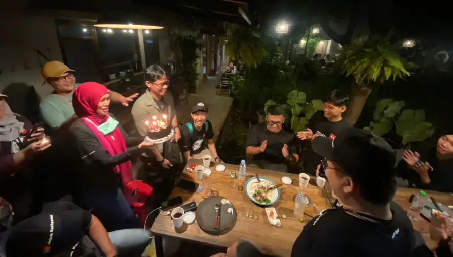 Surprise kue ulang tahun Bang Epoy