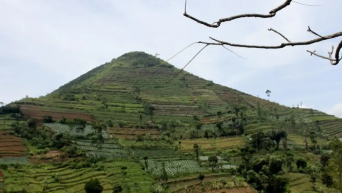 Foto gunung padang yang membentuk piramida