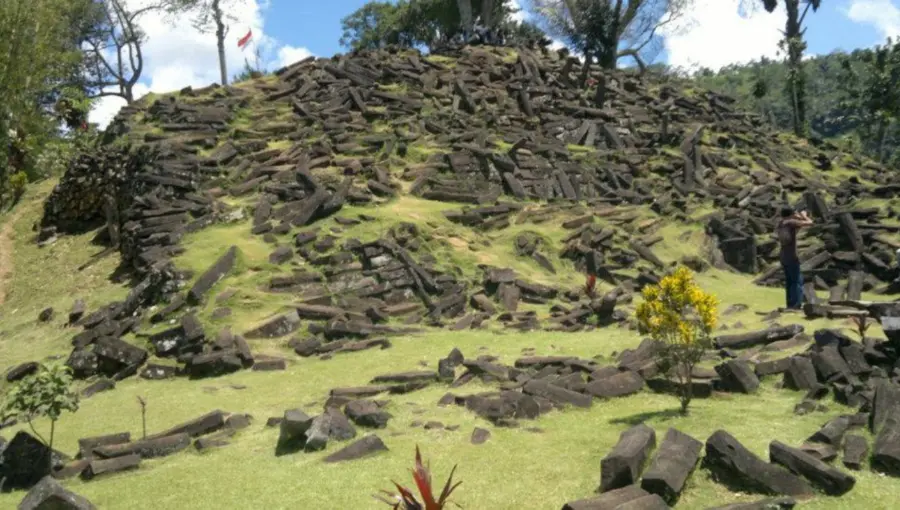 Foto tumpukan batu dan kayu di Situs Gunung Padang