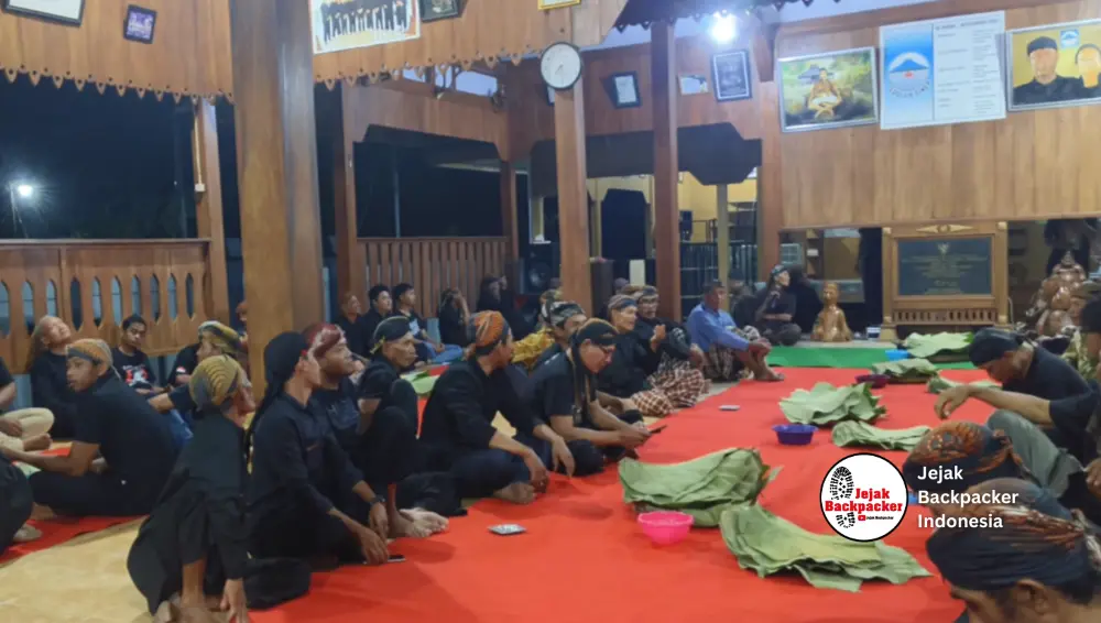 Suku Samin sedang melangsungkan tradisi di pendopo
