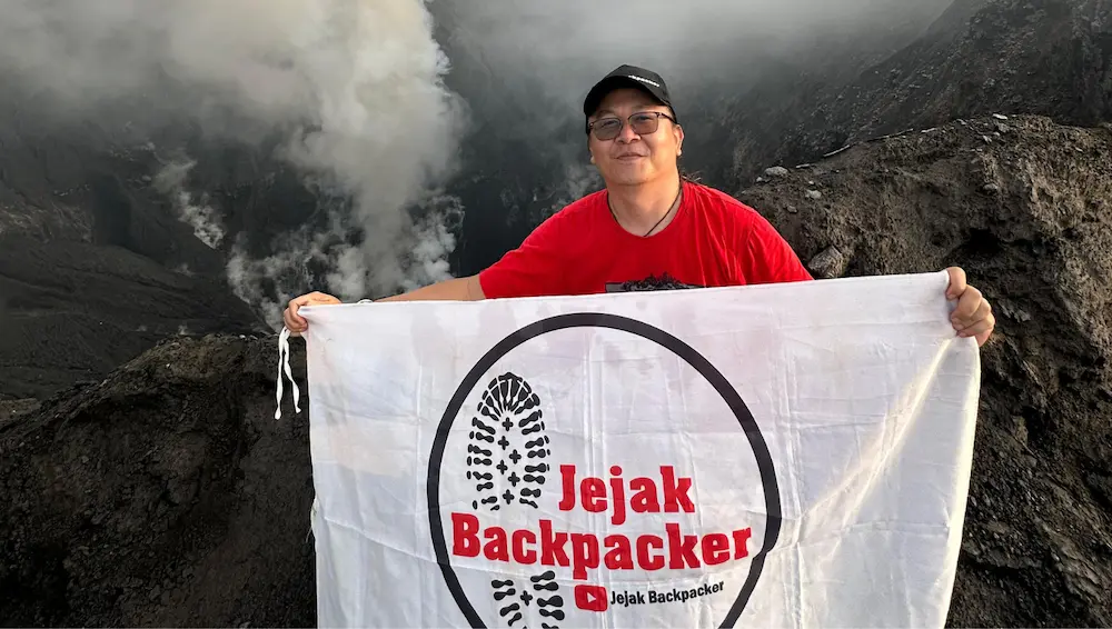 Pose di depan bibir kawah Gunung Dukono