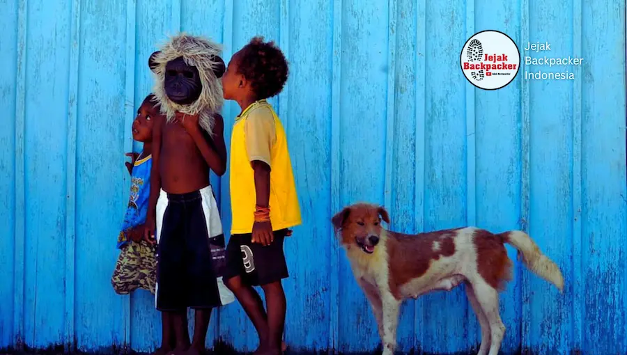 Potret anak-anak Kepulauan Raja Ampat sedang bermain dengan anjing
