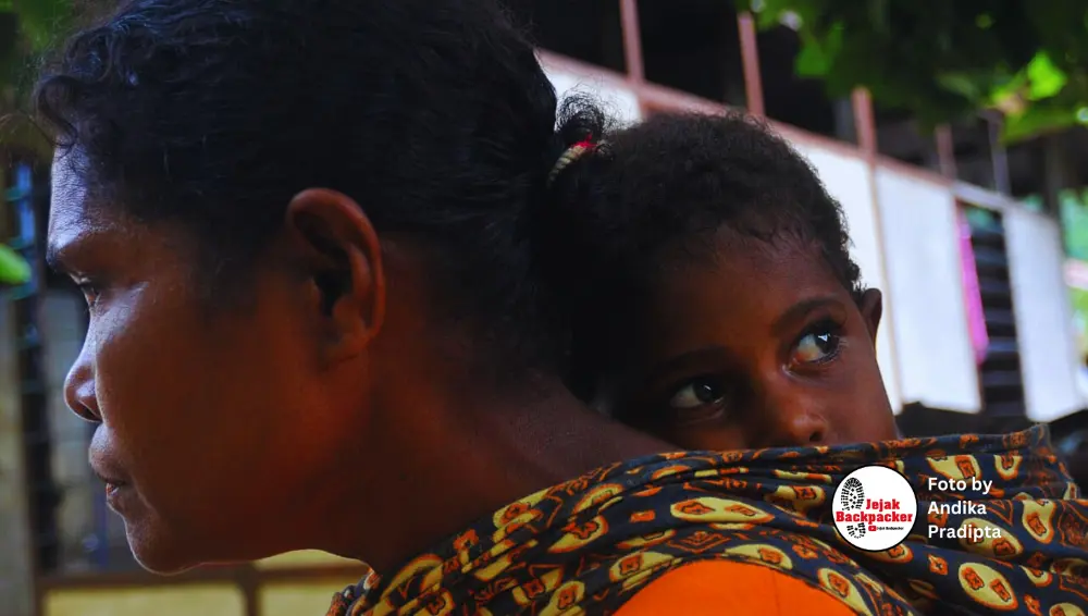 Potret ibu di Raja Ampat Papua sedang menggendong anaknya