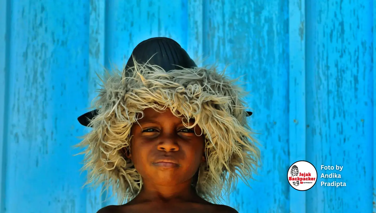 Potret seorang anak di Raja Ampat mengenakan topeng di kepala