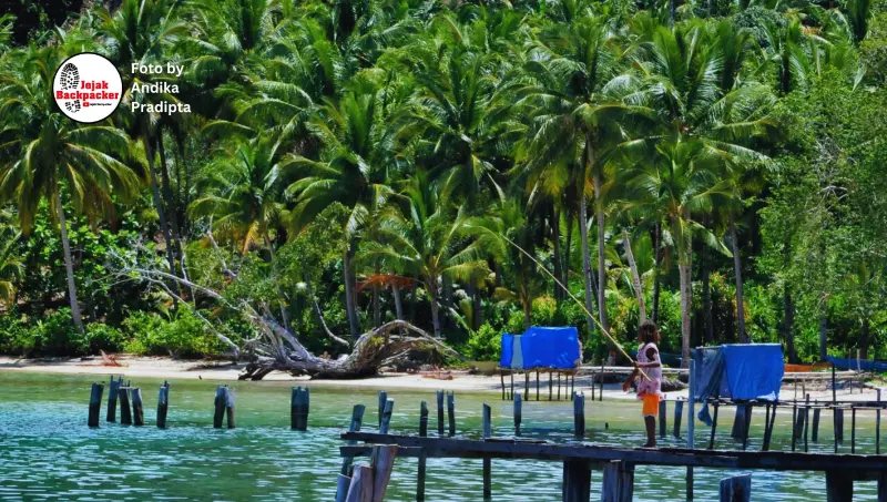 Seorang anak di Raja Ampat sedang memancing