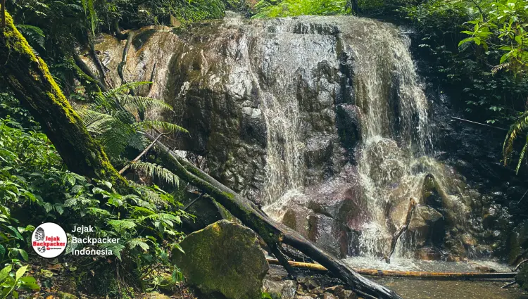 Air terjun diantara Pos Kandang Batu