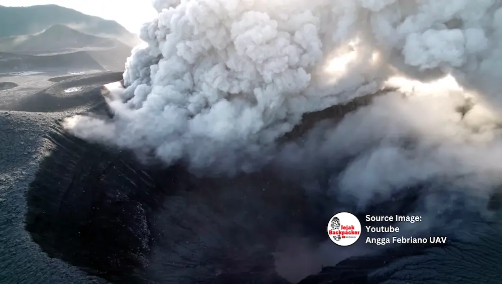 Kawah Gunung Marapi yang sedang erupsi