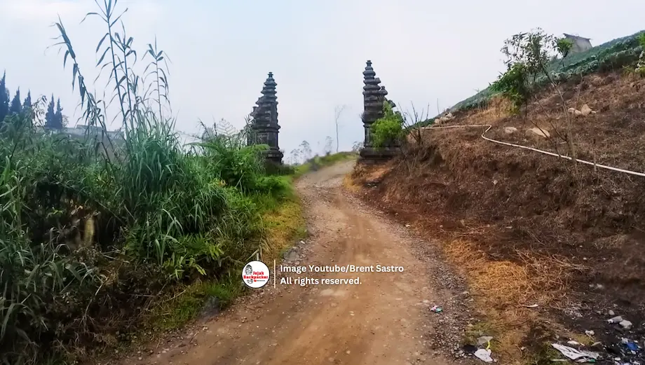 Gerbang Desa Kepucukan yang wilayahnya sudah dihapus di peta