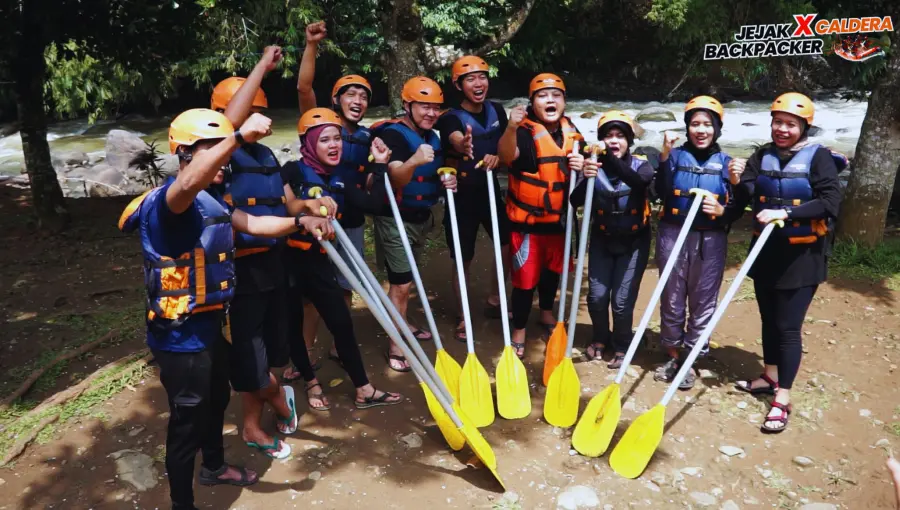 Persiapan arung jeram di Sungai Citarik