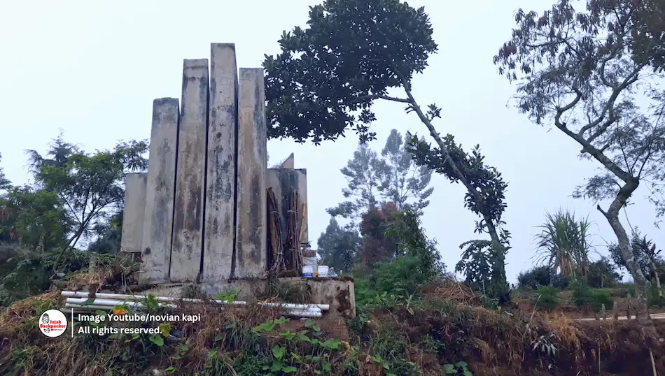 Tugu pemakaman massal korban Kawah Sinila