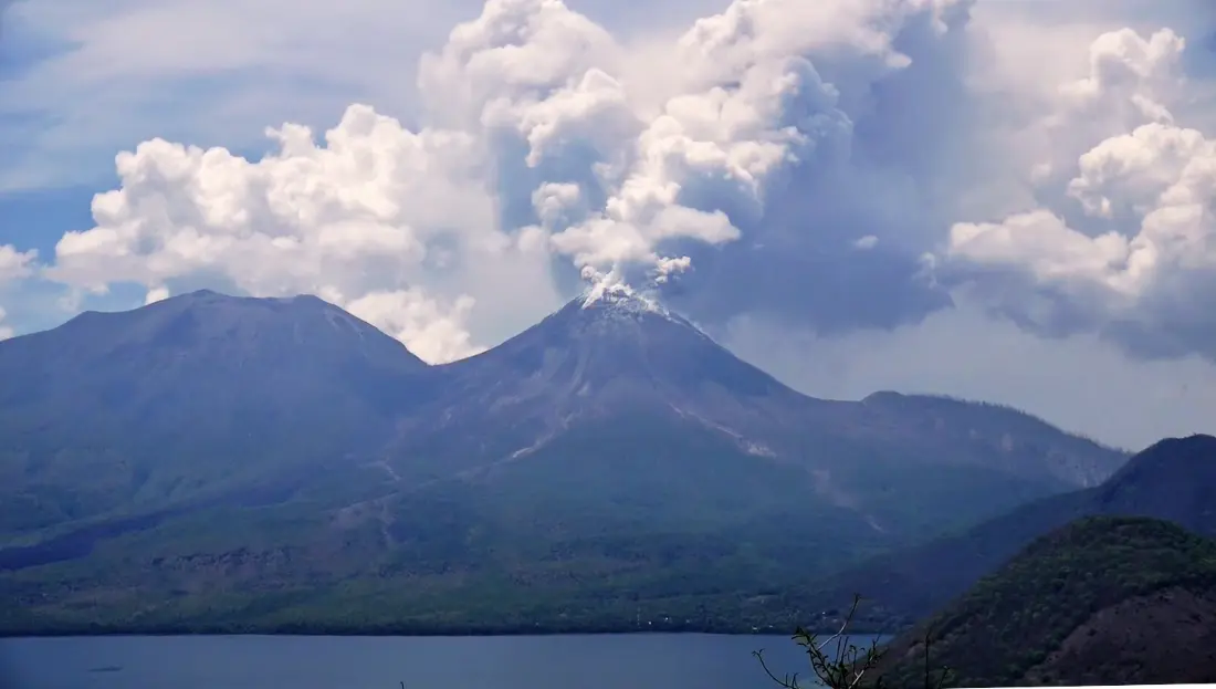 Foto erupsi gunung Lewotobi laki-laki tampak dari laut