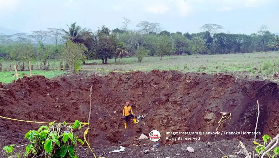 Lubang bekas lontaran batu erupsi Gunung Lewotobi