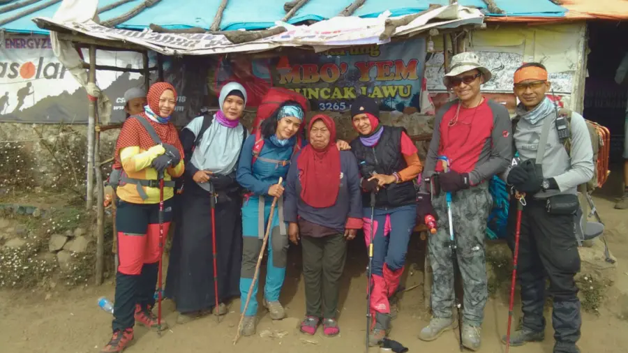 Kenangan berfoto bersama Mbok Yem di depan warung miliknya