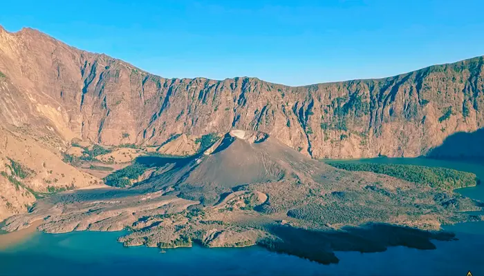 Gunung Rinjani merupakan salah satu gunung terindah di Indonesia