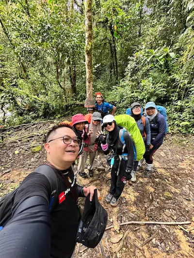Istirahat sambil berfoto di Pos 1 Gandang Dewata
