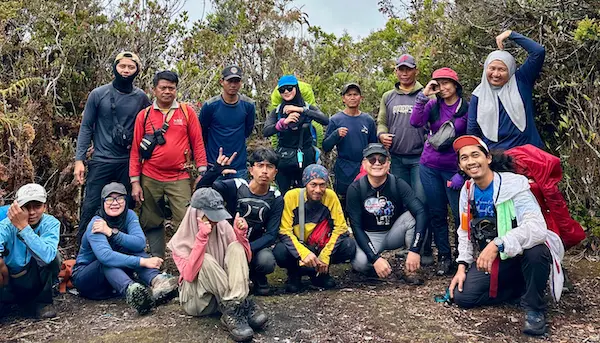Tim pendakian Gunung Gandang Dewata dipandu oleh trip operator