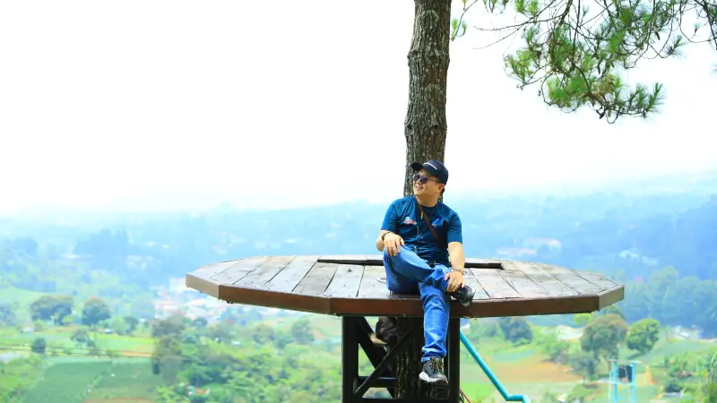 Berfoto di Sky Tree dengan pemandangan hijau Cianjur
