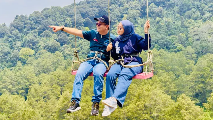 Foto couple di Sky Swing Sevillage Puncak