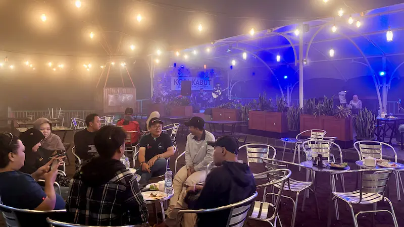 Makan malam di Kopi Kabut sambil diiringi live musik