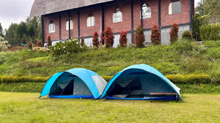 Selain glamping, Sevillage juga menyediakan tenda dome untuk camping