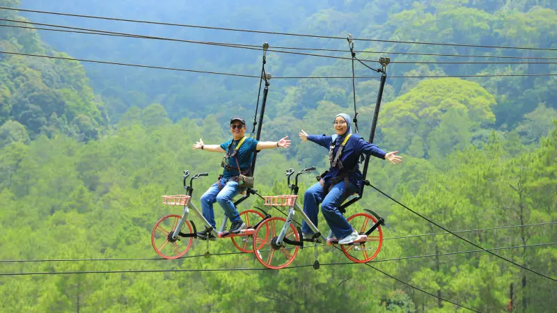 Sky Bike dengan hamparan hutan hijau di Sevillage