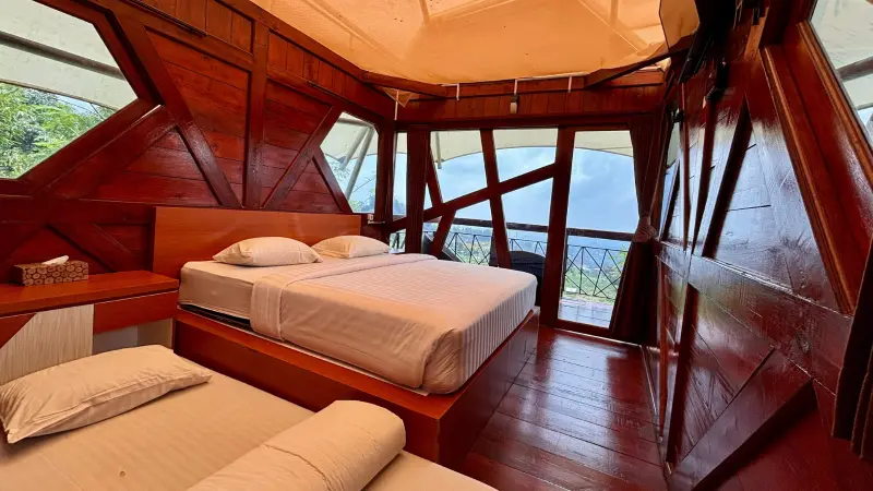Suasana kamar glamping tipe superior di Sevillage