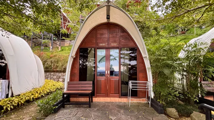 Tampak depan kamar glamping tipe keong di Sevillage Bogor