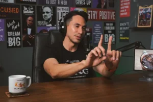 Darius Sinathrya saat Sedang Mengisi Podcast di Studio Jejak Backpacker