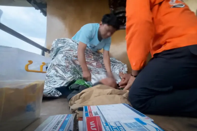 Tim Sar sedang menangani bayi yang hipotermia karena diajak naik gunung orang tuanya