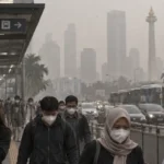 Abu vulkanik anak krakatau capai Jakarta, warga diimbau gunakan masker saat keluar ruangan (Gambar ilustrasi digenerate oleh AI)