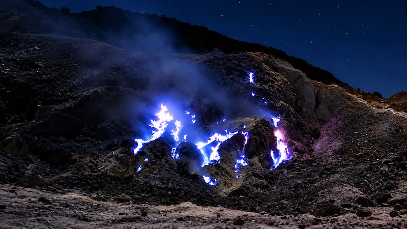 Penampakan blue fire di Kawah Manuk, Gunung Papandayan, Garut, Jawa Barat. Fenomena api biru ini teramati pada 23–24 September 2026. Foto: BBKSDA Jawa Barat/AI enhancement.