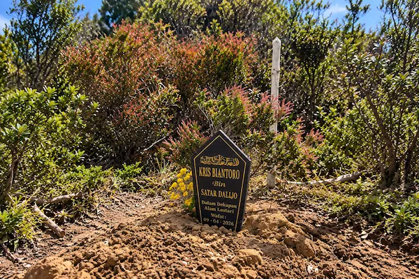 Makam Kris Biantoro di Camp Lapangan Bola, Gunung Leuser. Foto dari Tiktok Sefri21 Leuser - dienhance menggunakan AI.